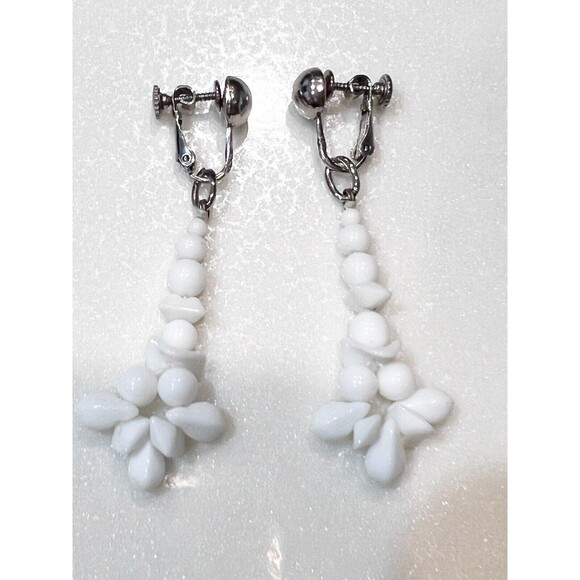 Vintage White Shell Look Dangle Drop Screw Back Earrings - Picture 3 of 5